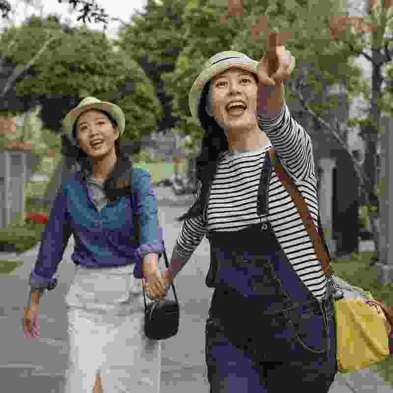 Asian sisters on vacation in Colombia.