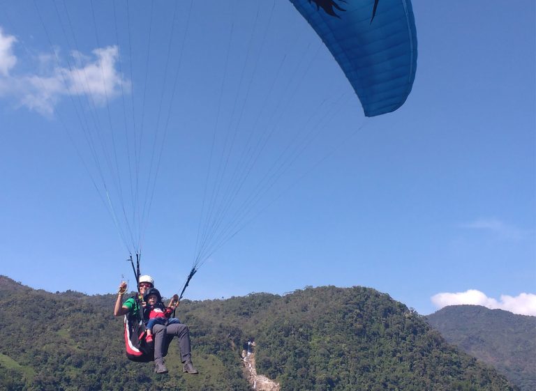 Paragliding adventure with panoramic views of Colombia’s valleys.