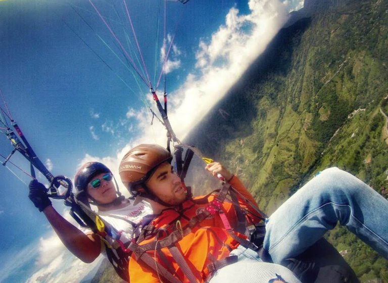 Tandem paragliding above Colombia’s breathtaking landscapes.